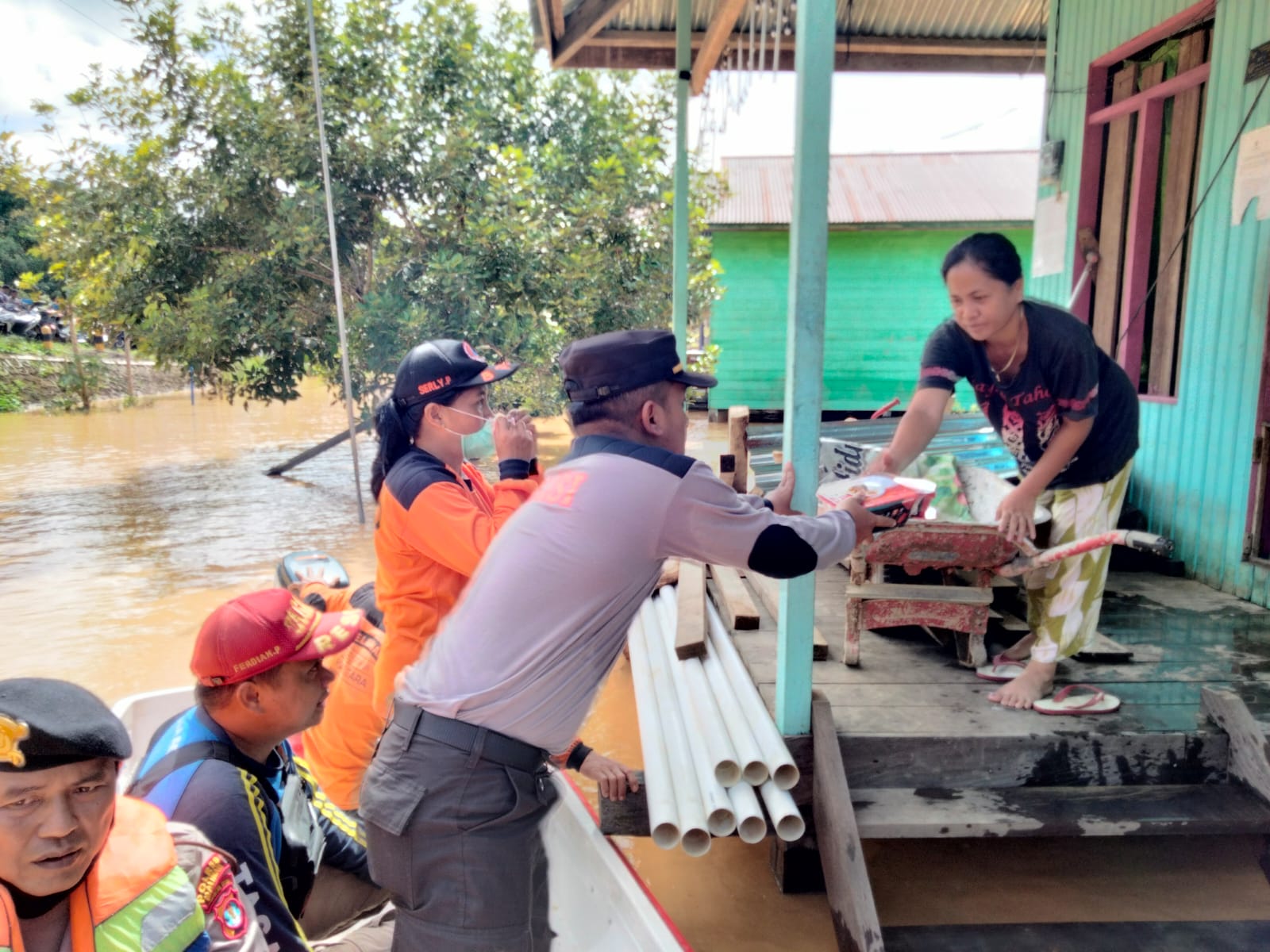Peduli Warga Yang Terdampak Banjir, Polres Malinau Berikan Bantuan Makanan Siap Saji