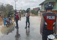 Polres Malinau Terjunkan Personel Bantu Warga Yang Terdampak Banjir di Malinau Utara